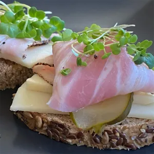 Sendvič z mikrozelenjavo z vertikalnega vrta