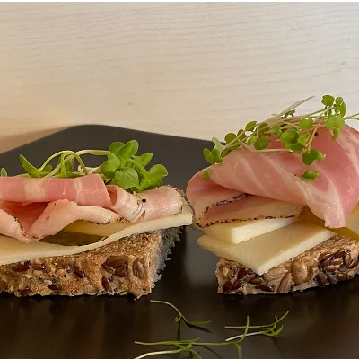 Sendvič z mikrozelenjavo z vertikalnega vrta