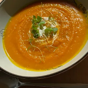 Bučna juha  z mikrozelenjavo z vertikalnega vrta