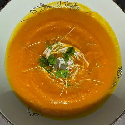 Bučna juha  z mikrozelenjavo z vertikalnega vrta